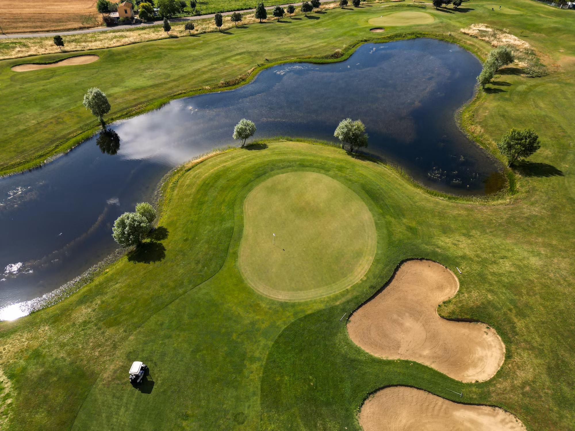 Exploring the Evolution of Golf Equipment: From Wooden Clubs to High-Tech Innovations